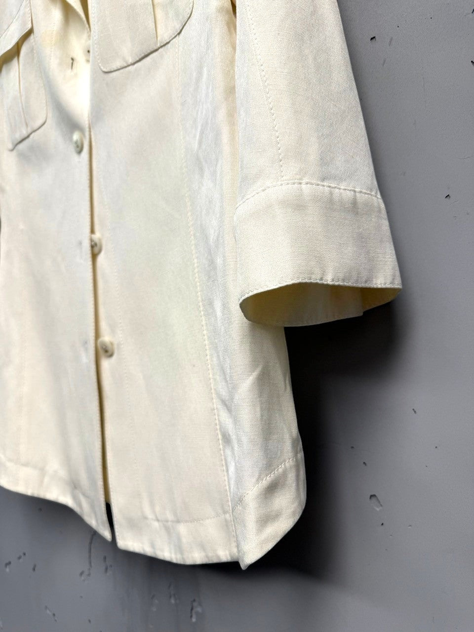 BERLIN VINTAGE CORNER cream linen blend button-front shirt with two chest pockets and classic collar.