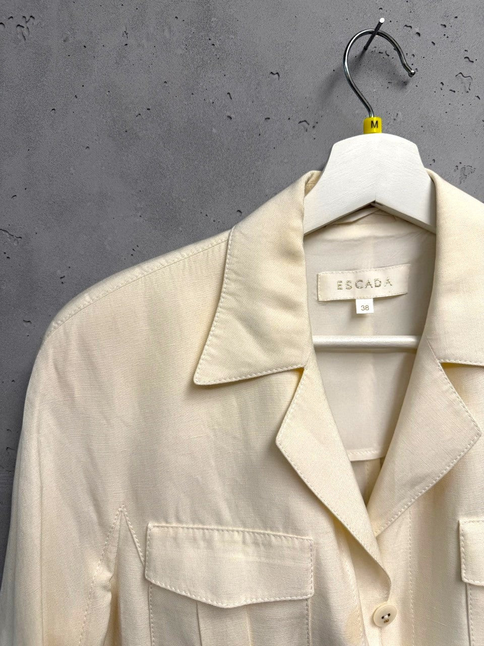 BERLIN VINTAGE CORNER cream linen blend shirt with classic collar, button-down front, and two chest pockets.