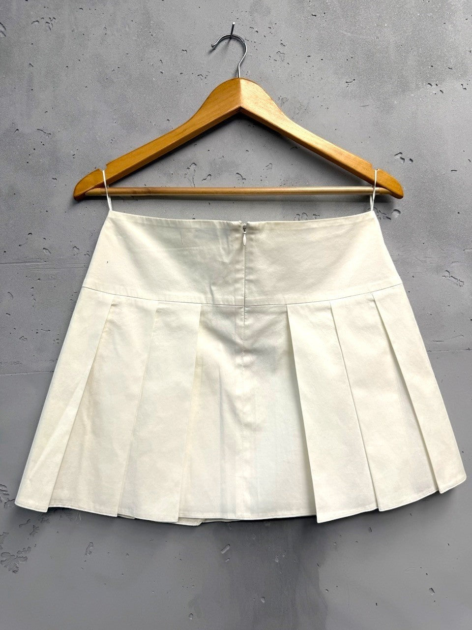 BERLIN VINTAGE CORNER cream pleated mini skirt with high waist and concealed back zipper, made from cotton blend.