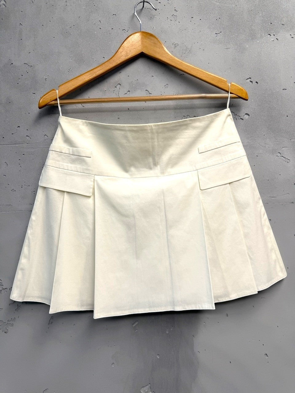 BERLIN VINTAGE CORNER cream pleated mini skirt with high waist and concealed back zipper, made from cotton blend.