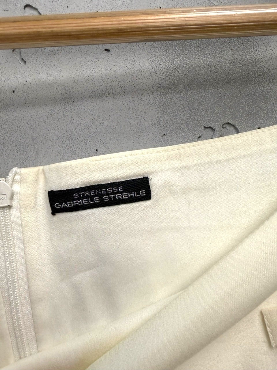 BERLIN VINTAGE CORNER cream pleated mini skirt with high waist and concealed zipper. Cotton blend fabric.