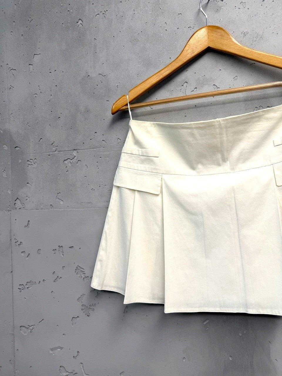 BERLIN VINTAGE CORNER cream pleated mini skirt with high waist and concealed back zipper, made from cotton blend.