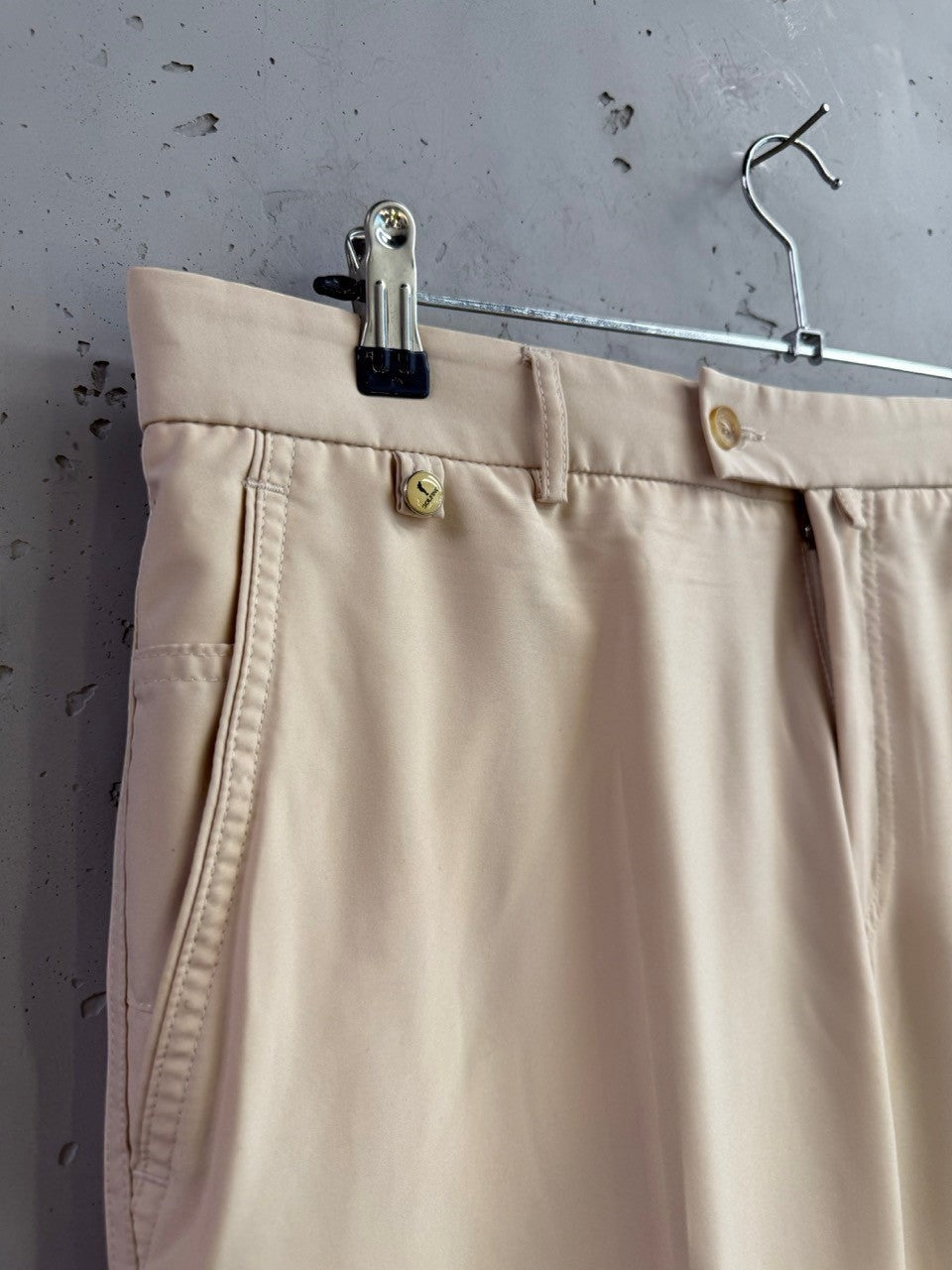 BERLIN VINTAGE CORNER cream tailored trousers with belt loops, side pockets, and gold hardware details.