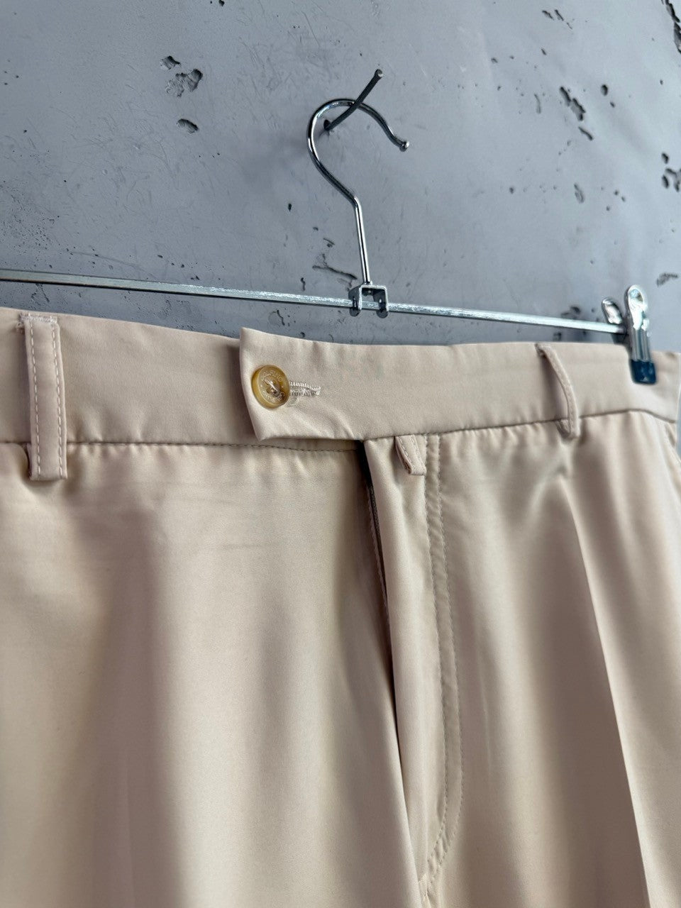 BERLIN VINTAGE CORNER cream tailored trousers with a button closure, belt loops, and smooth fabric finish.