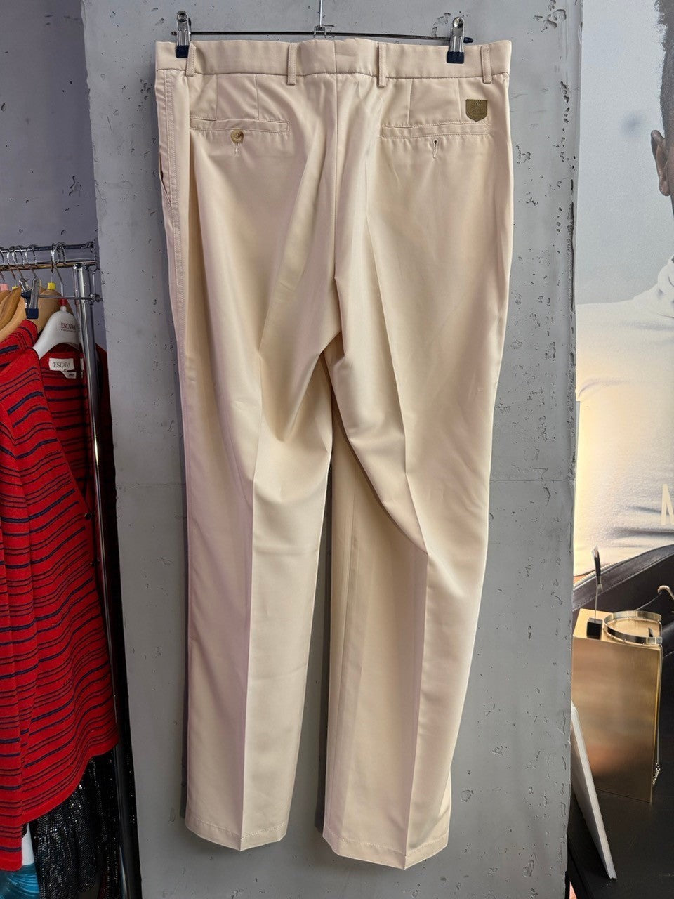 BERLIN VINTAGE CORNER cream tailored trousers with back pockets, belt loops, and a small gold logo detail.