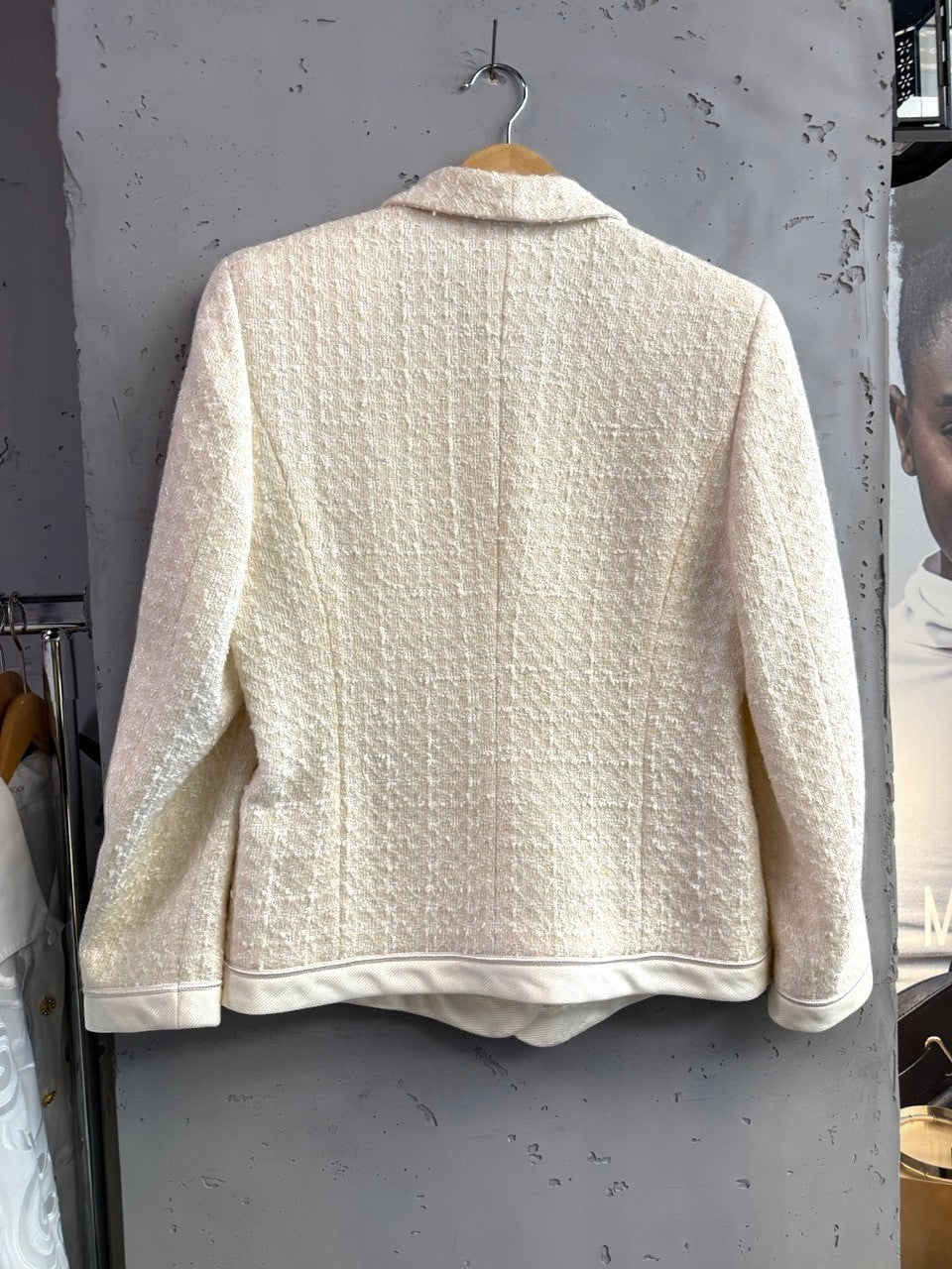 BERLIN VINTAGE CORNER cream textured tweed blazer with gold-tone buttons and piped trim. Made from virgin wool, silk, cotton, nylon.