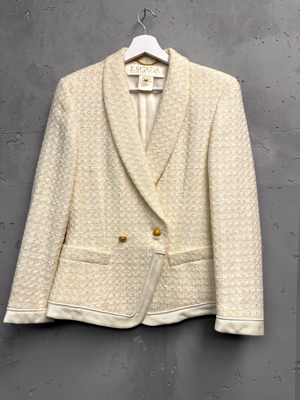 BERLIN VINTAGE CORNER cream textured tweed double-breasted blazer with gold buttons and contrasting trim.