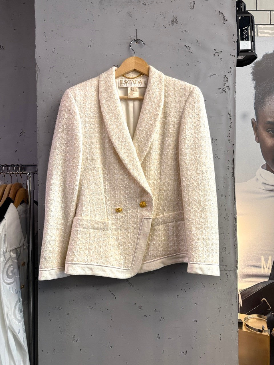BERLIN VINTAGE CORNER cream textured tweed blazer with gold buttons and piped trim, made from virgin wool, silk, cotton, and nylon.