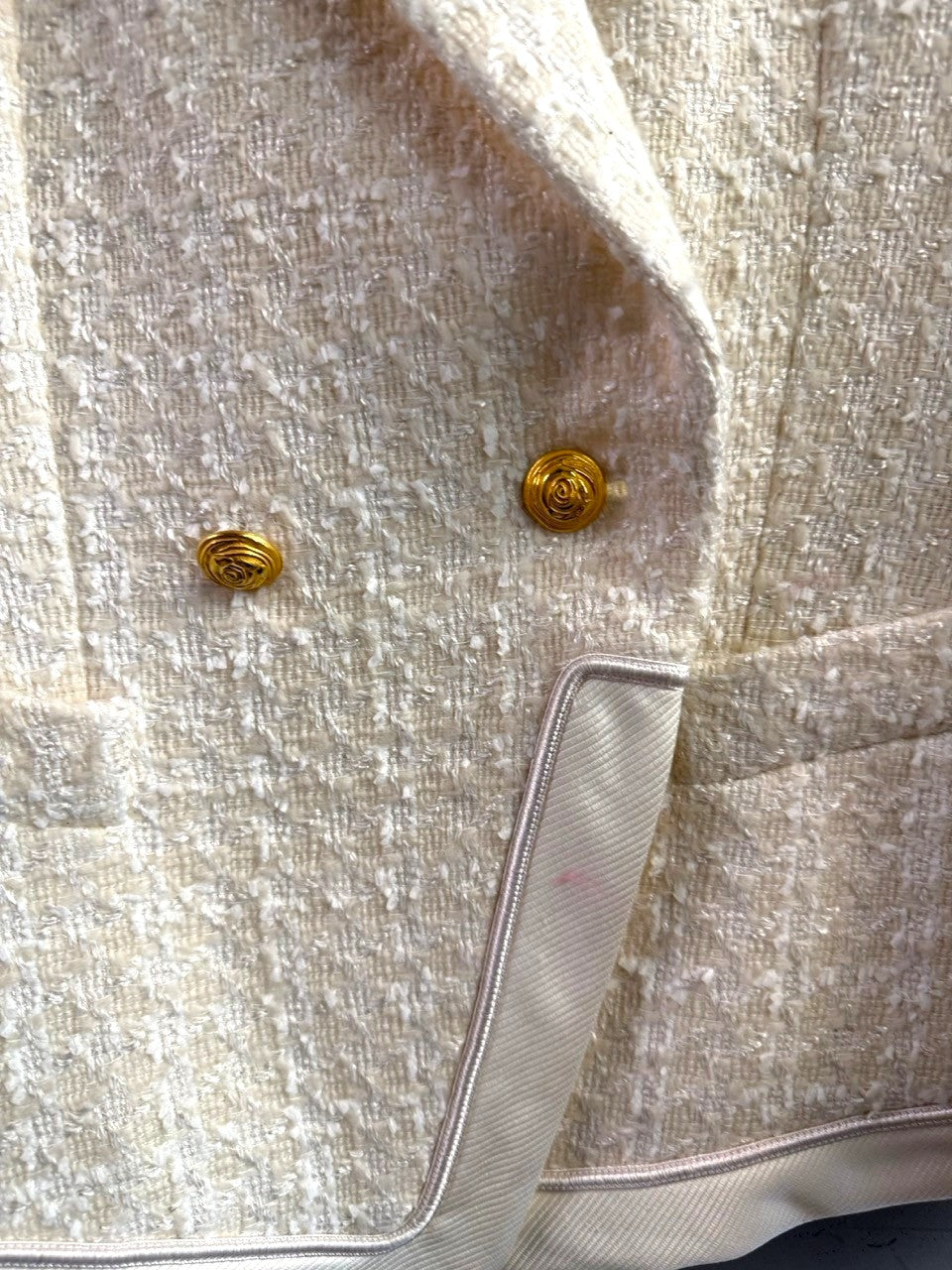 BERLIN VINTAGE CORNER cream tweed blazer with gold buttons and piped trim. Textured virgin wool blend.