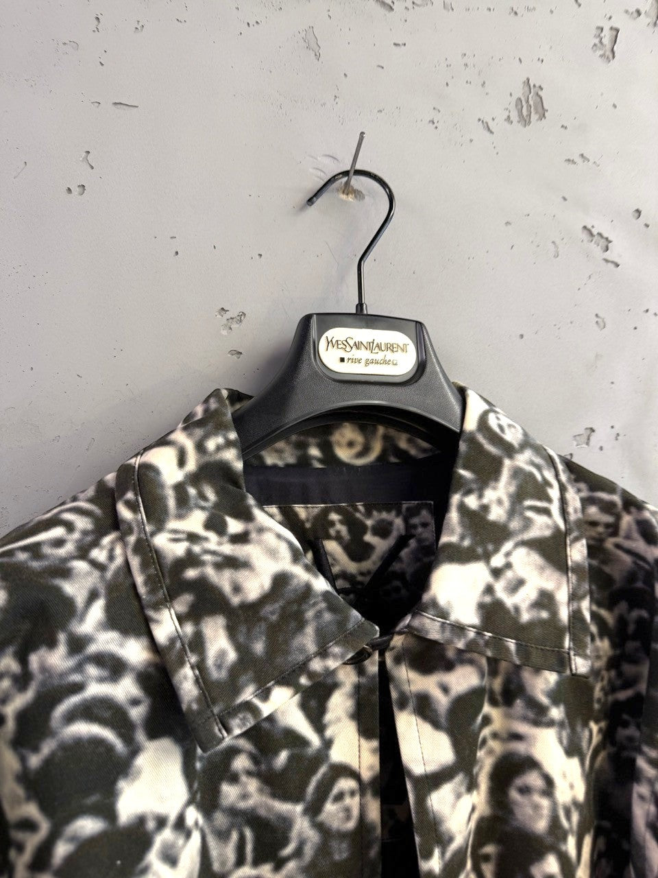 BERLIN VINTAGE CORNER black and white crowd print button-up jacket. Cotton blend with classic collar.