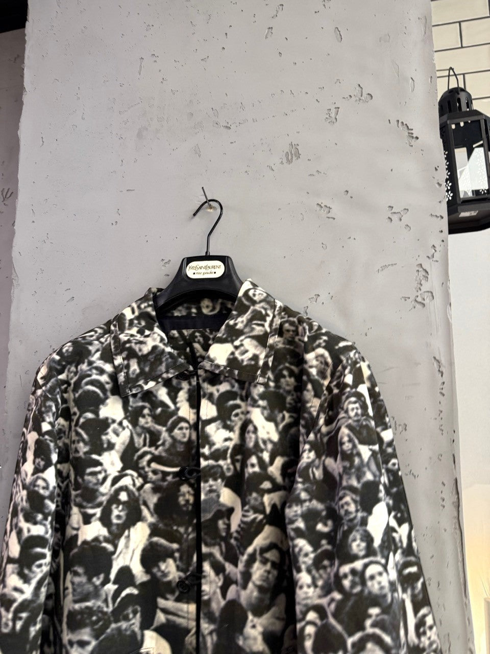 BERLIN VINTAGE CORNER black and white crowd print button-up jacket. Cotton blend with classic collar.