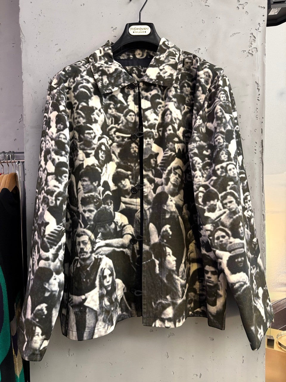 BERLIN VINTAGE CORNER black and white crowd print cotton blend button-up jacket with classic collar.