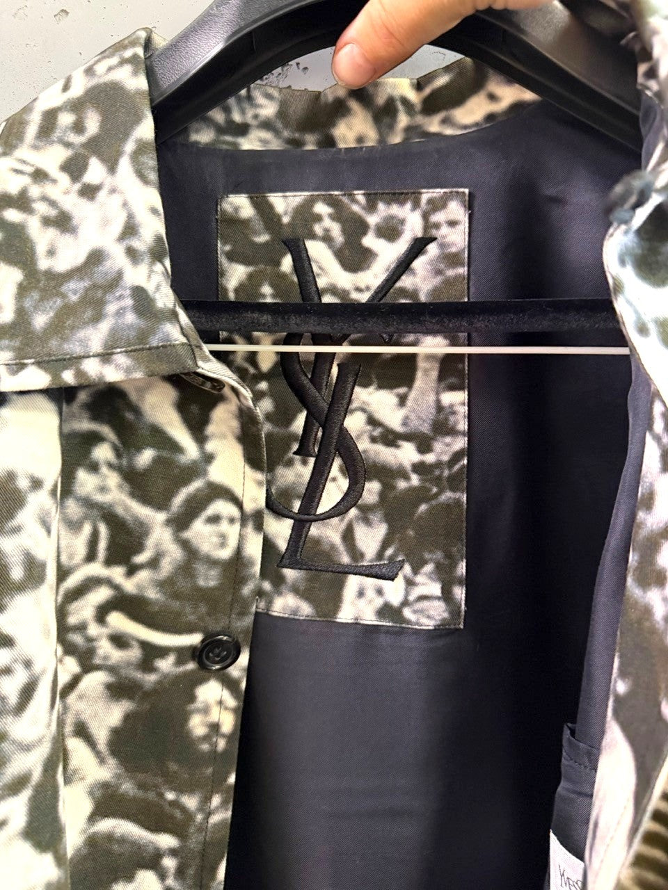 BERLIN VINTAGE CORNER black and white crowd print button-up jacket with classic collar and black button. Cotton blend.
