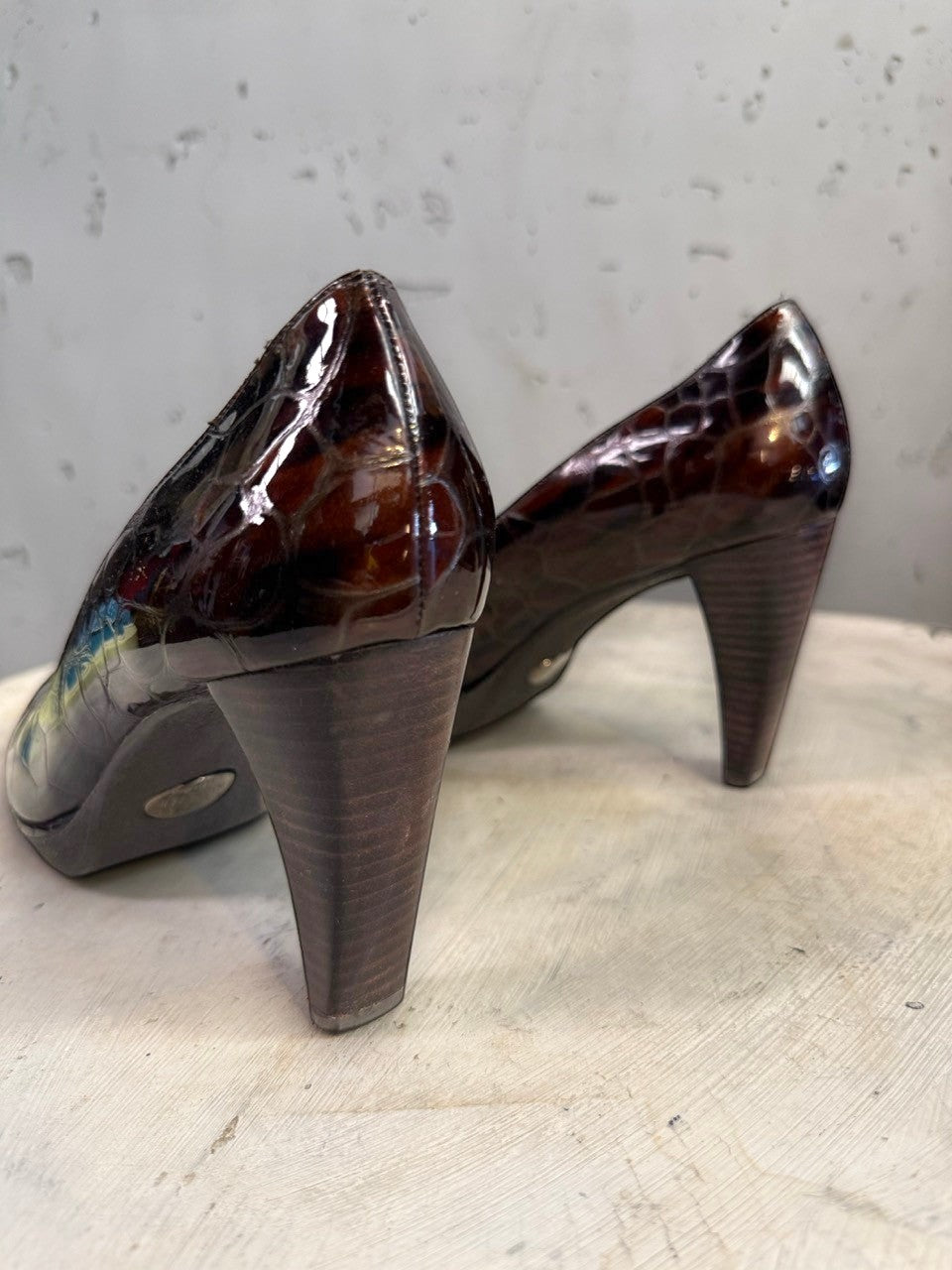 BERLIN VINTAGE CORNER dark brown patent leather embossed crocodile-effect heeled pumps with sculpted block heel.