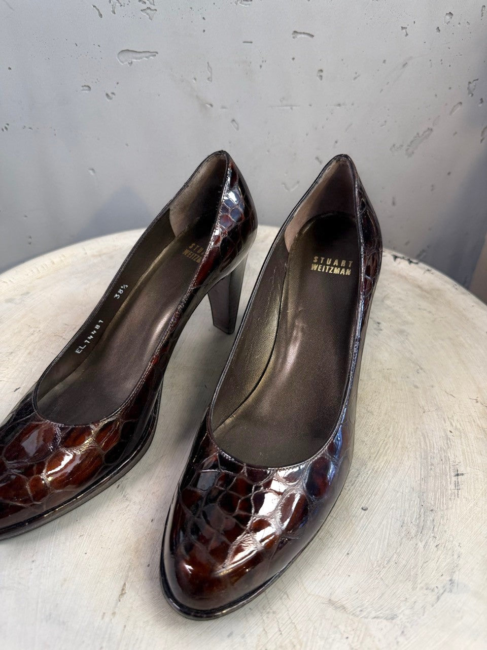 BERLIN VINTAGE CORNER dark brown patent leather embossed crocodile-effect heeled pumps with pointed toe and block heel.