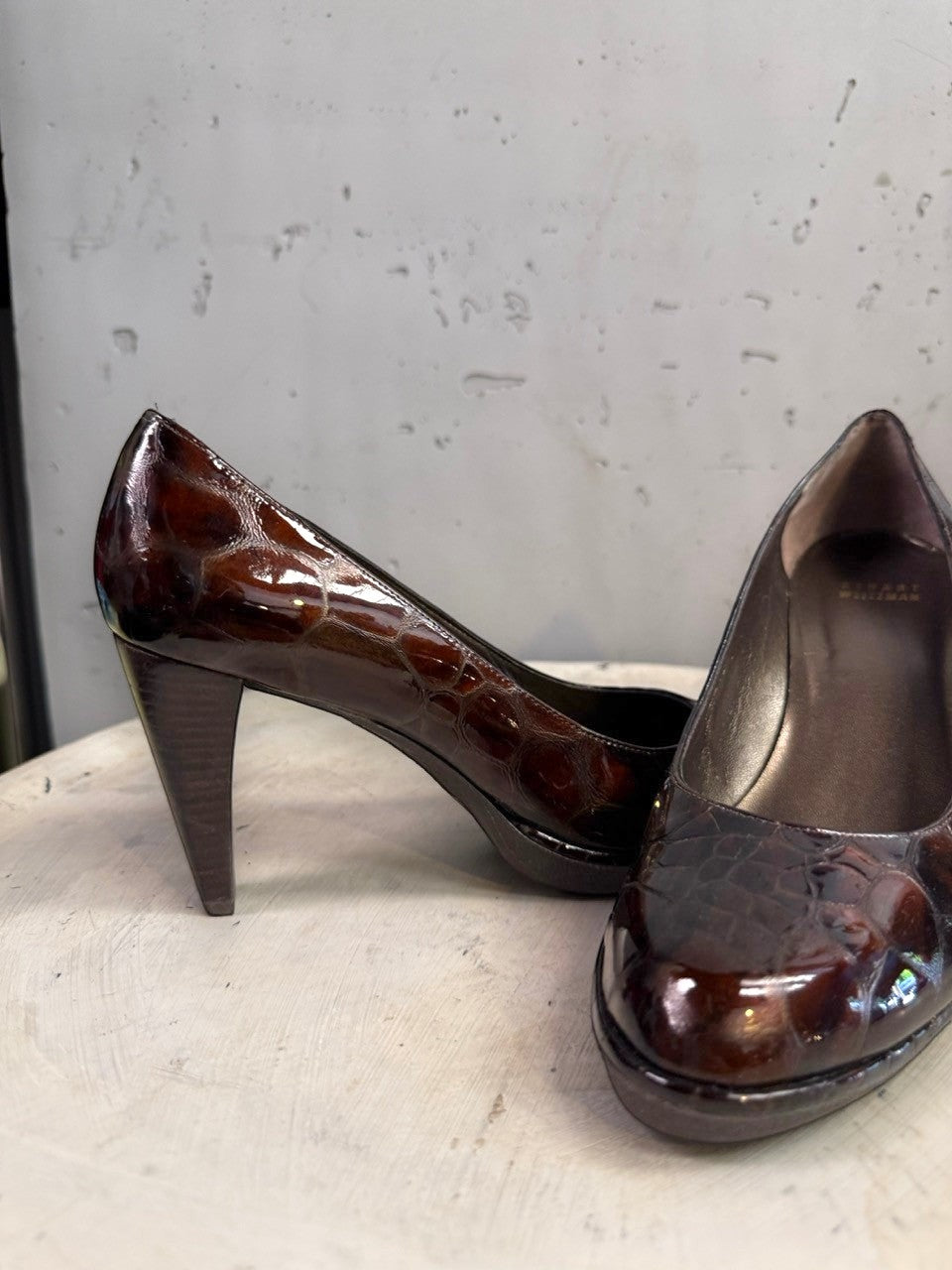 BERLIN VINTAGE CORNER dark brown patent leather embossed crocodile-effect heeled pumps with a pointed toe and block heel.