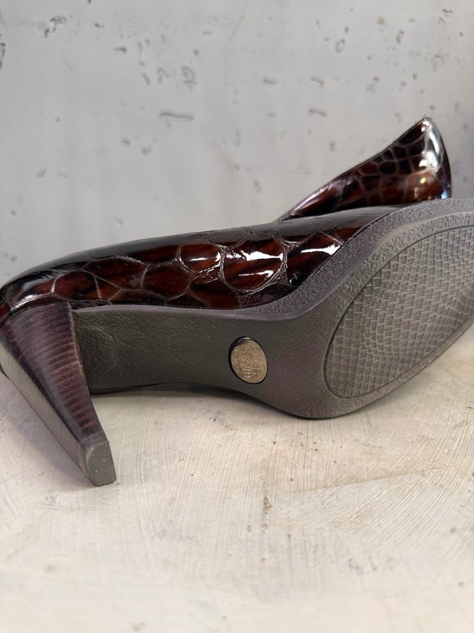 BERLIN VINTAGE CORNER dark brown patent leather embossed crocodile-effect heeled pumps with a sculpted block heel.