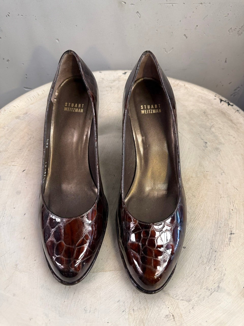 BERLIN VINTAGE CORNER dark brown patent leather embossed crocodile-effect heeled pumps with pointed toe and sculpted block heel.