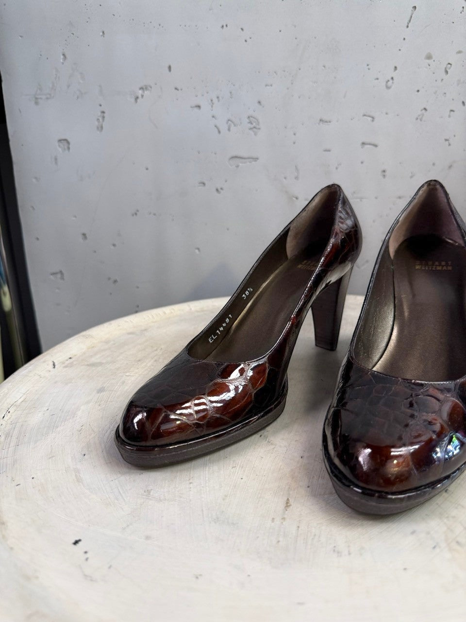 BERLIN VINTAGE CORNER dark brown patent leather embossed crocodile-effect heeled pumps with pointed toe and block heel.