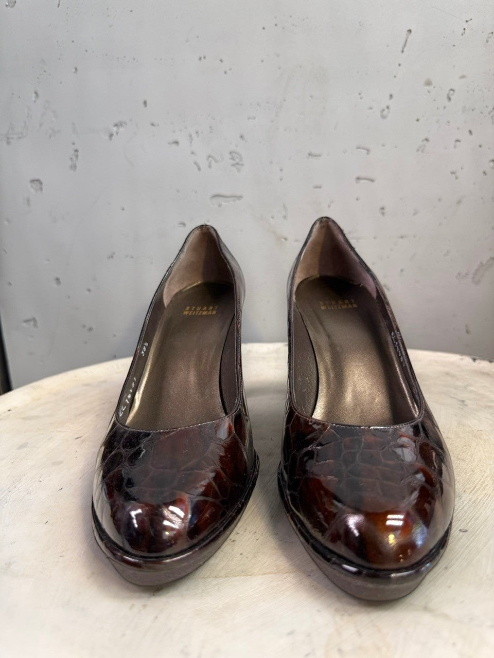 BERLIN VINTAGE CORNER dark brown embossed patent leather heeled pumps with pointed toe and block heel.