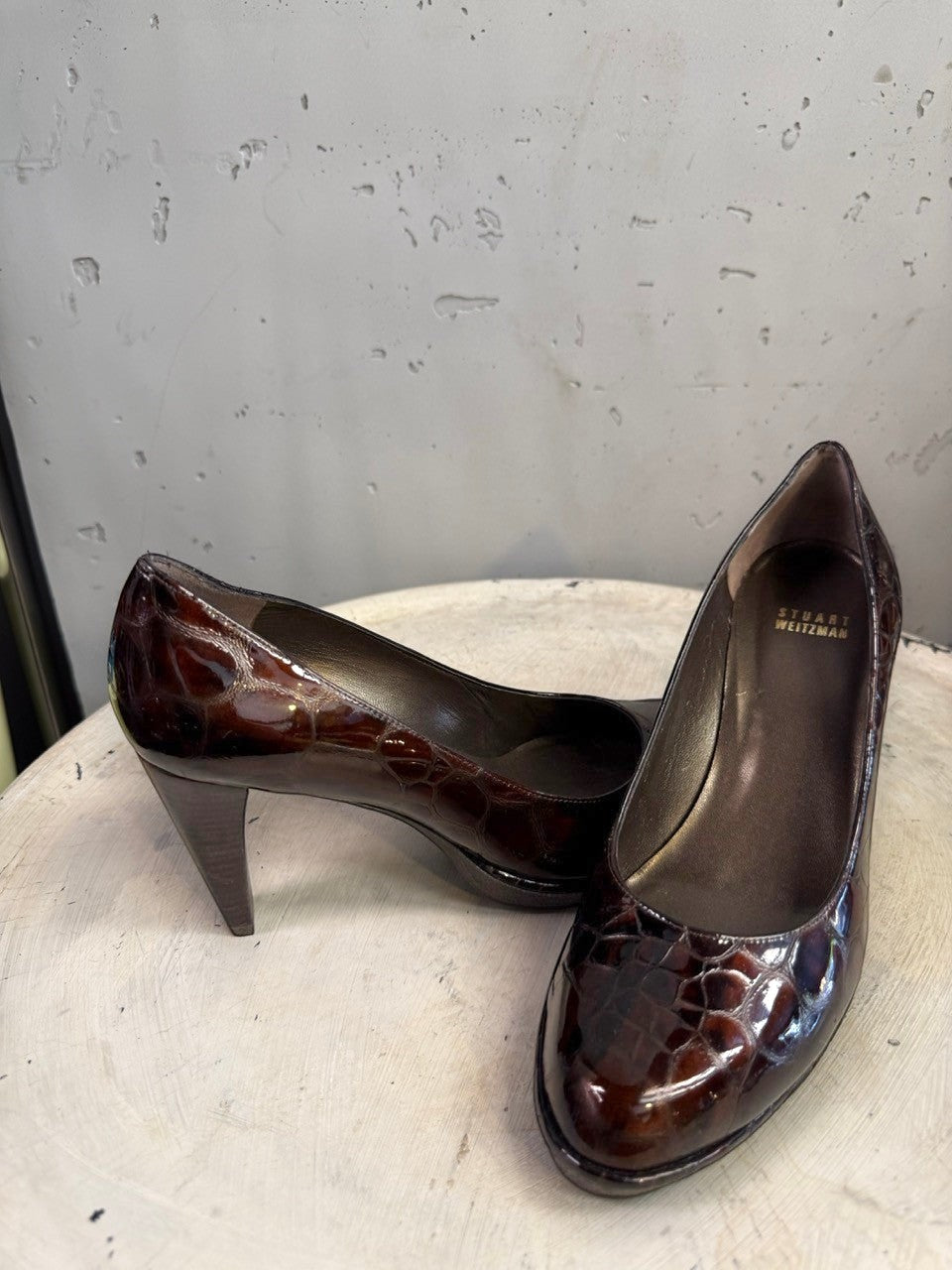 BERLIN VINTAGE CORNER dark brown embossed patent leather heeled pumps with pointed toe and block heel.