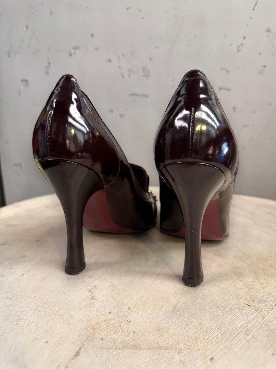 BERLIN VINTAGE CORNER dark brown leather loafer heels with patent trim and gold hardware.