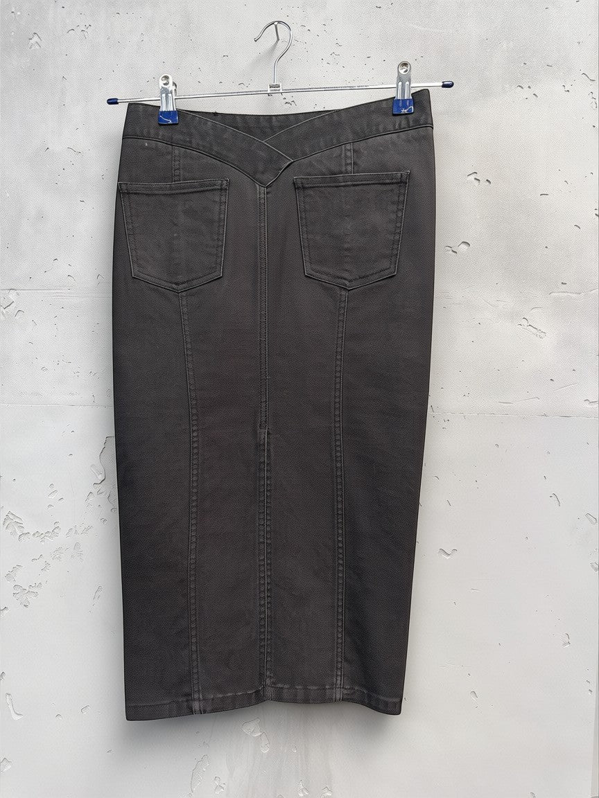 BERLIN VINTAGE CORNER dark wash denim pencil skirt with five-pocket design and V-shaped yoke.