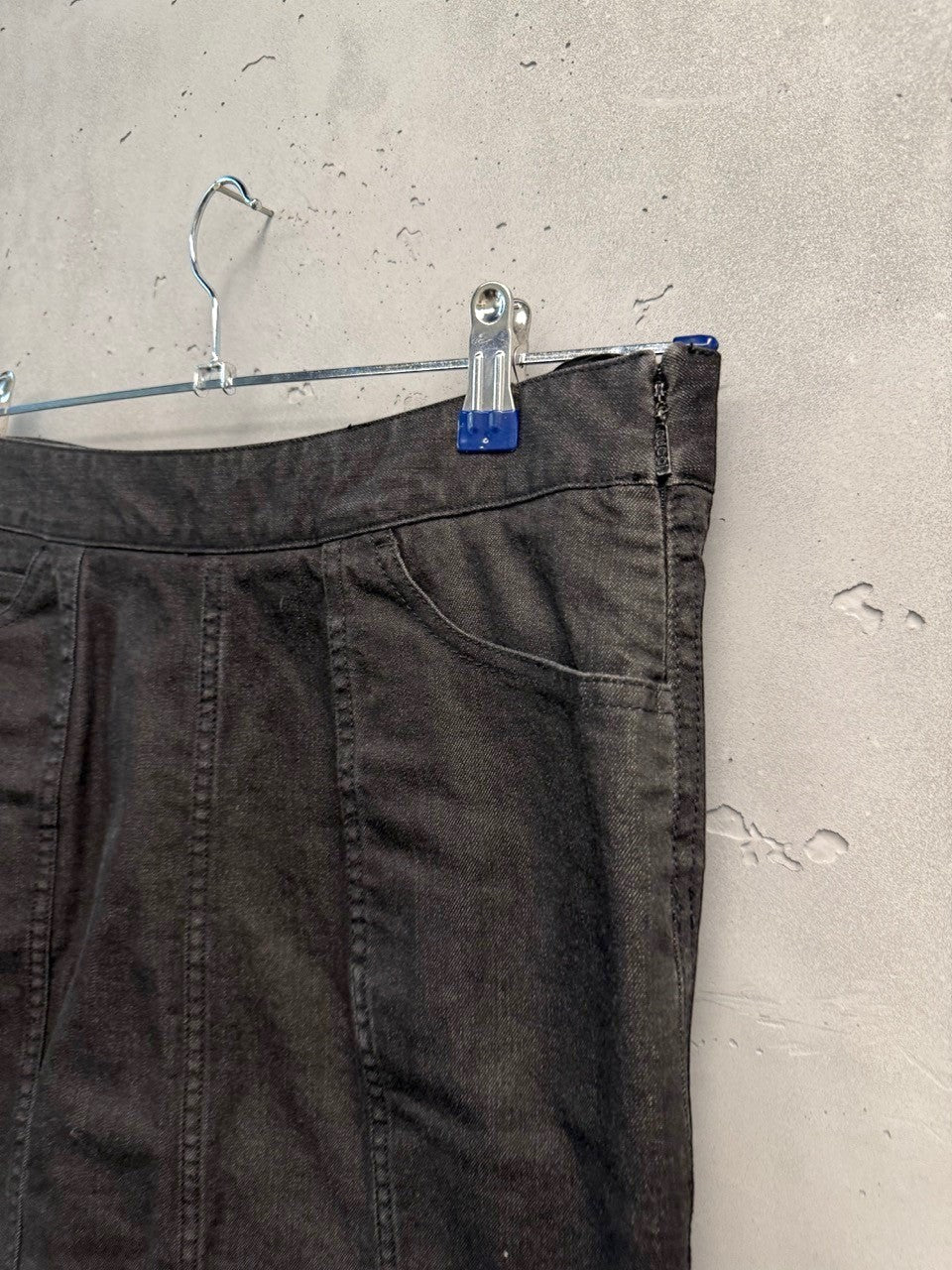 BERLIN VINTAGE CORNER dark wash denim pencil skirt with five-pocket design and subtle stitching.