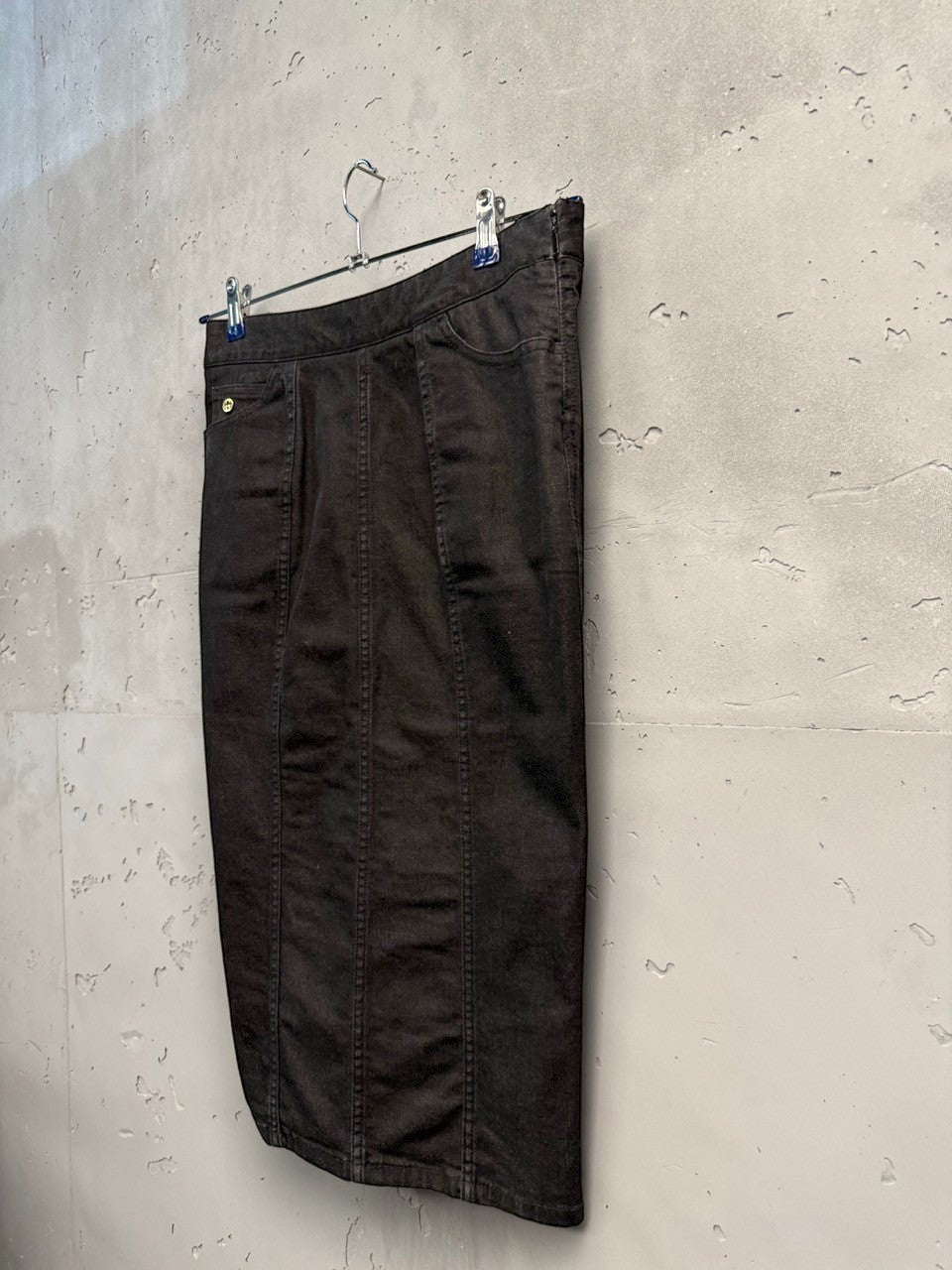 BERLIN VINTAGE CORNER dark wash denim pencil skirt with five-pocket design and gold-tone GG logo accent.