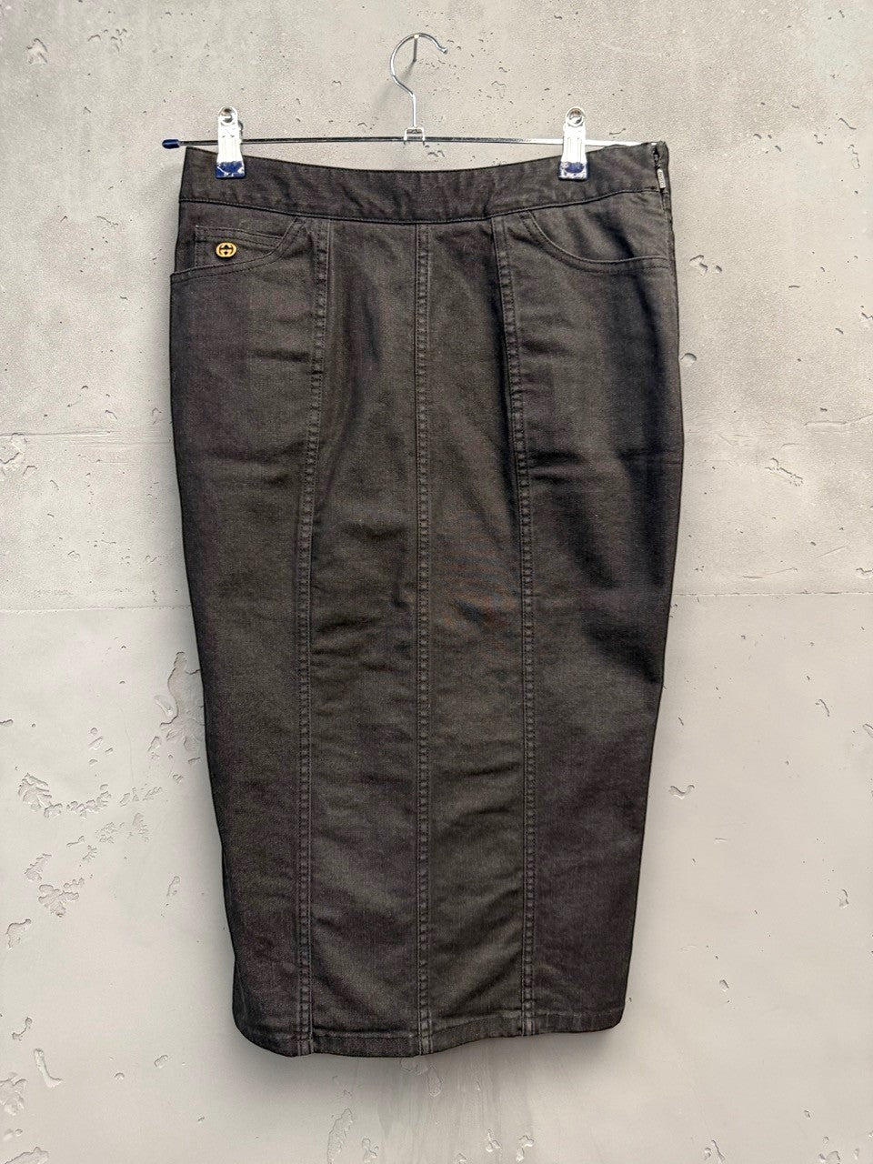 BERLIN VINTAGE CORNER dark wash denim pencil skirt with five-pocket design and gold-tone GG logo accent.