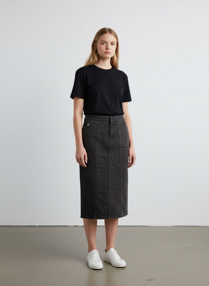 BERLIN VINTAGE CORNER dark wash denim pencil skirt with five-pocket design and gold-tone GG logo accent.
