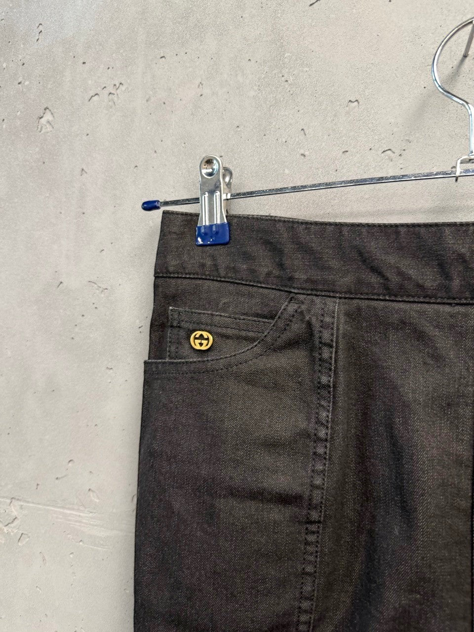 BERLIN VINTAGE CORNER dark wash denim pencil skirt with gold-tone GG logo on coin pocket.