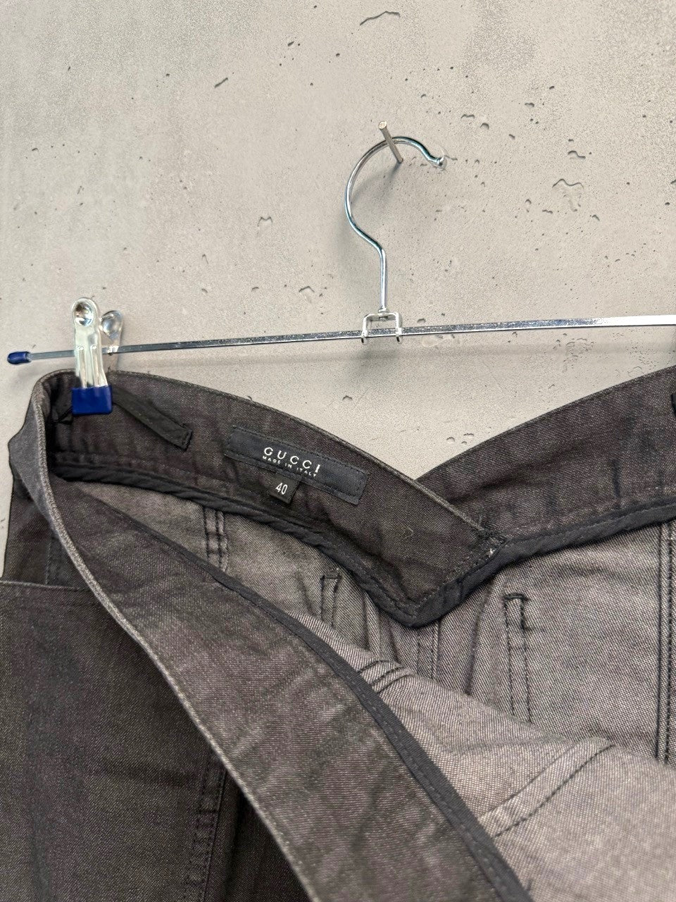 BERLIN VINTAGE CORNER dark wash denim pencil skirt with Gucci logo detail. Cotton blend.
