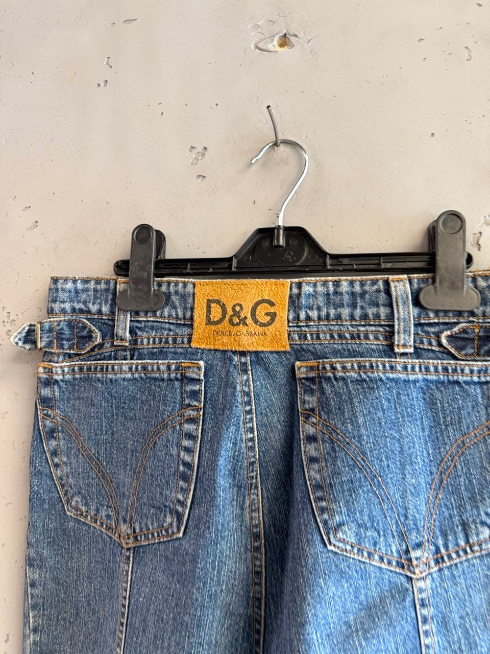 BERLIN VINTAGE CORNER blue denim mini skirt with D&G leather patch and adjustable buckle details.