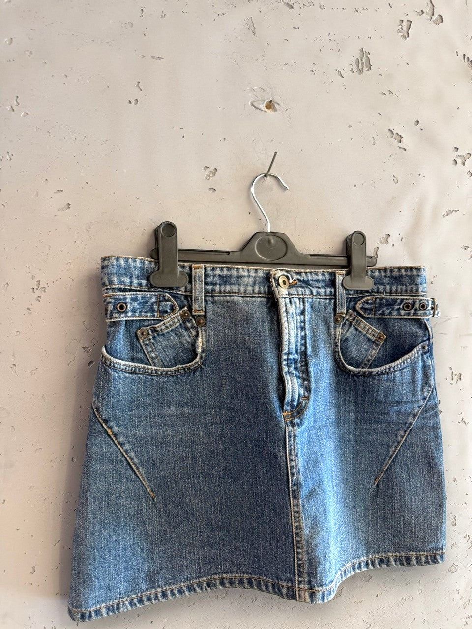 BERLIN VINTAGE CORNER blue denim mini skirt with adjustable buckle details and signature D&G leather patch.