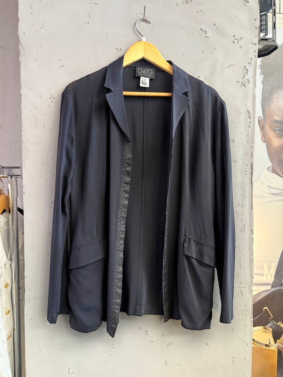 BERLIN VINTAGE CORNER black D&G long sleeve blazer with notched lapel and flap pockets. Lightweight fabric.