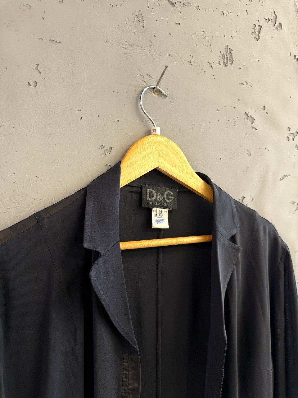 BERLIN VINTAGE CORNER black D&G Dolce & Gabbana long sleeve blazer with notched lapel and single-button closure.