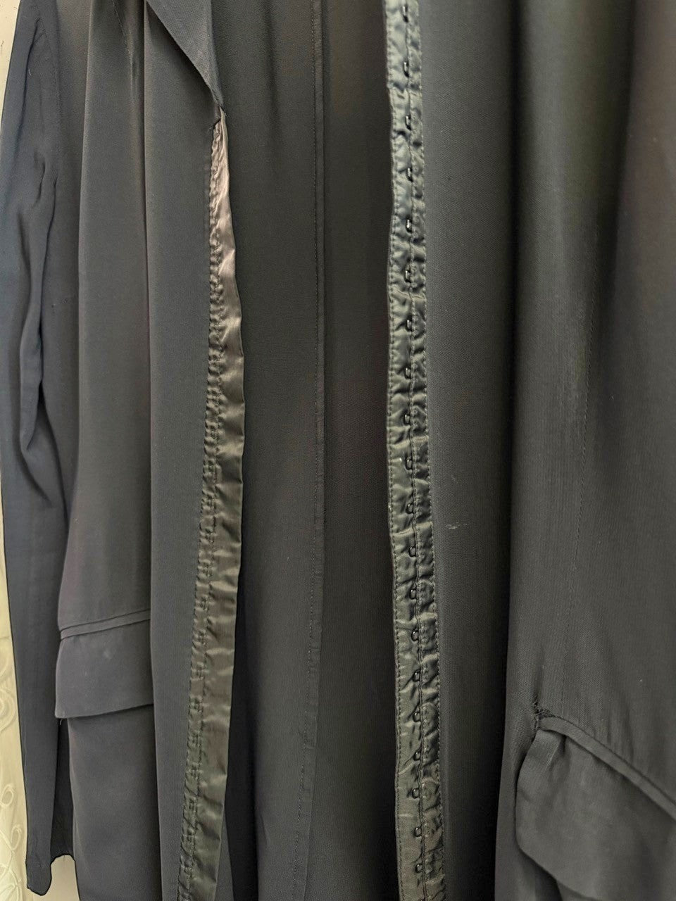 BERLIN VINTAGE CORNER black D&G Dolce & Gabbana long sleeve blazer with hook and eye closure and flap pockets.