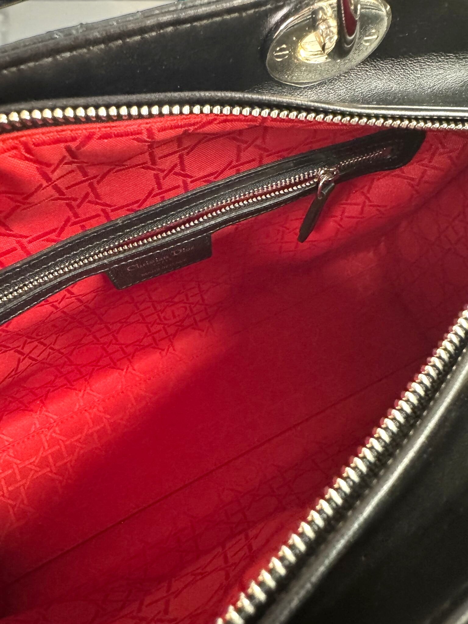 BERLIN VINTAGE CORNER Christian Dior black quilted leather handbag interior with red logo fabric lining and silver zip