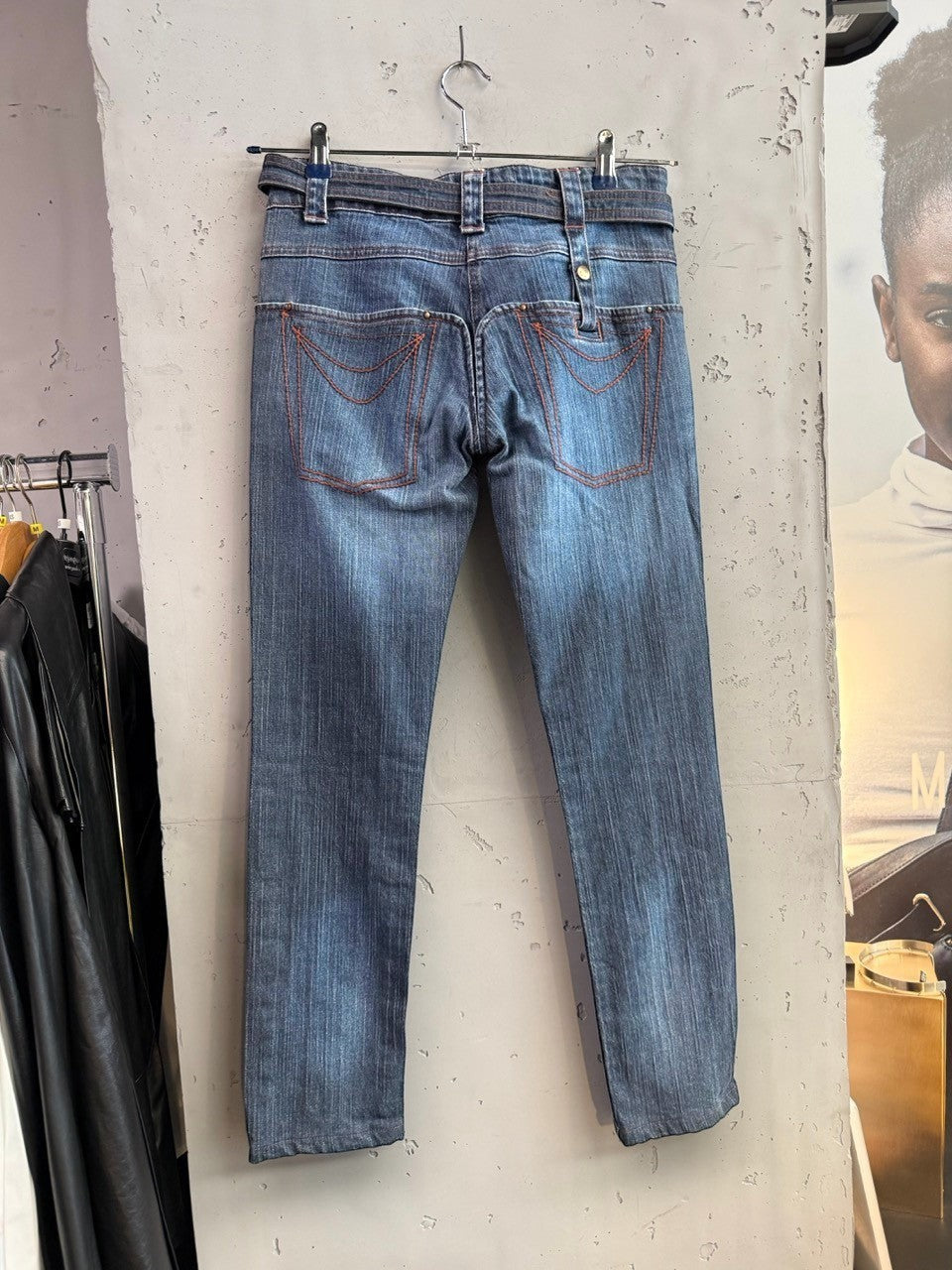 BERLIN VINTAGE CORNER mid-wash denim jeans with integrated belt and orange stitching. Distressed detailing, five-pocket design.