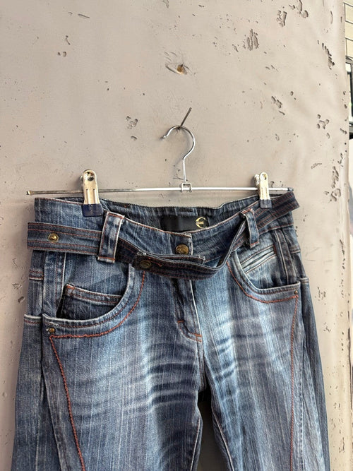 BERLIN VINTAGE CORNER mid-wash denim jeans with integrated belt and orange stitching. Distressed detailing.