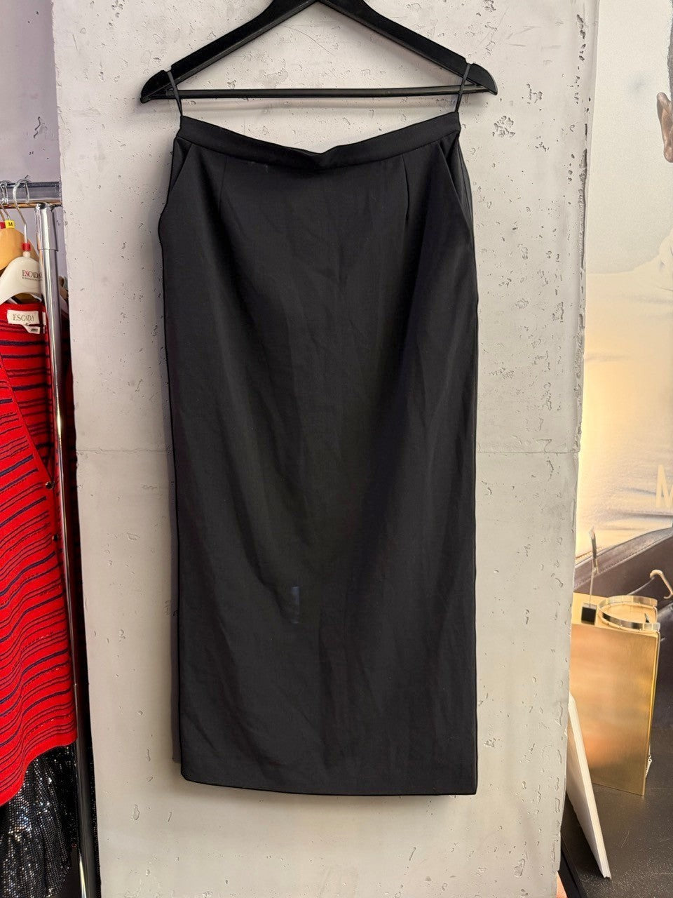 BERLIN VINTAGE CORNER Dolce & Gabbana black midi skirt with a minimalist tailored fit for professional wear.