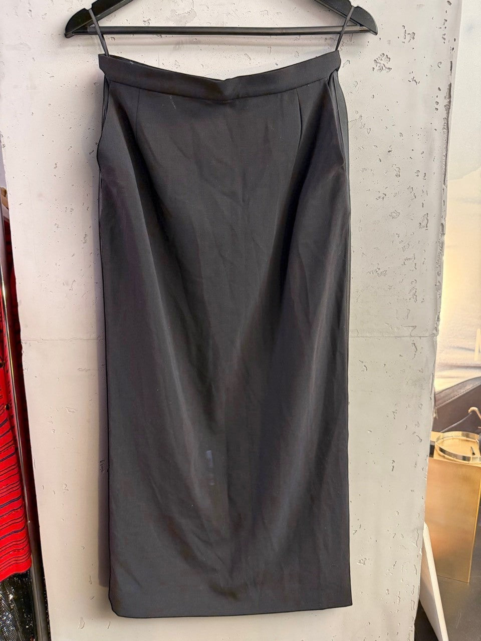 BERLIN VINTAGE CORNER Dolce & Gabbana black midi skirt with a minimalist tailored silhouette and high-waist fit.