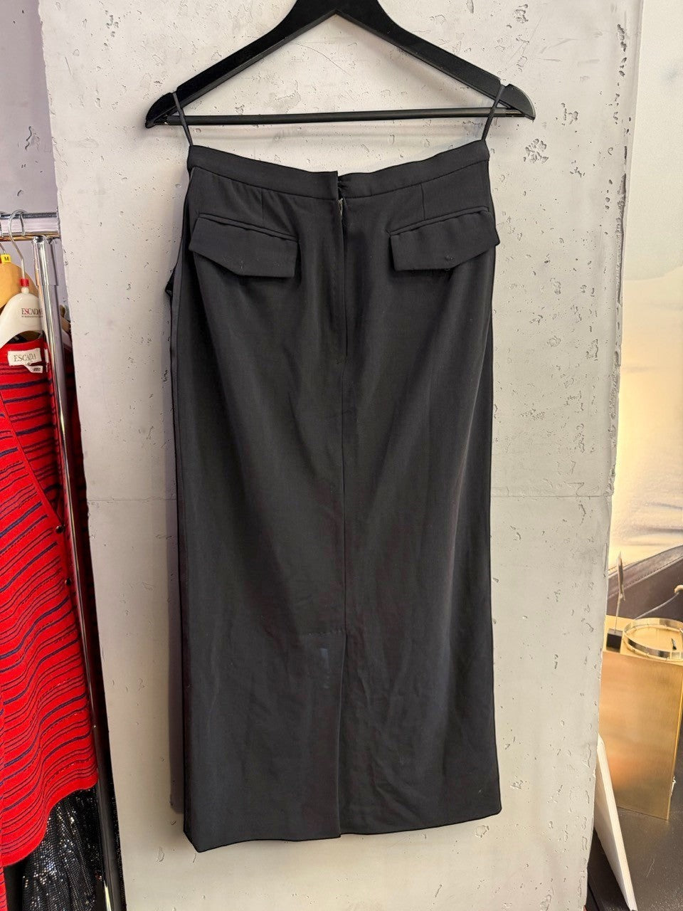 BERLIN VINTAGE CORNER black Dolce & Gabbana midi skirt with back flap pockets and tailored fit on a hanger.