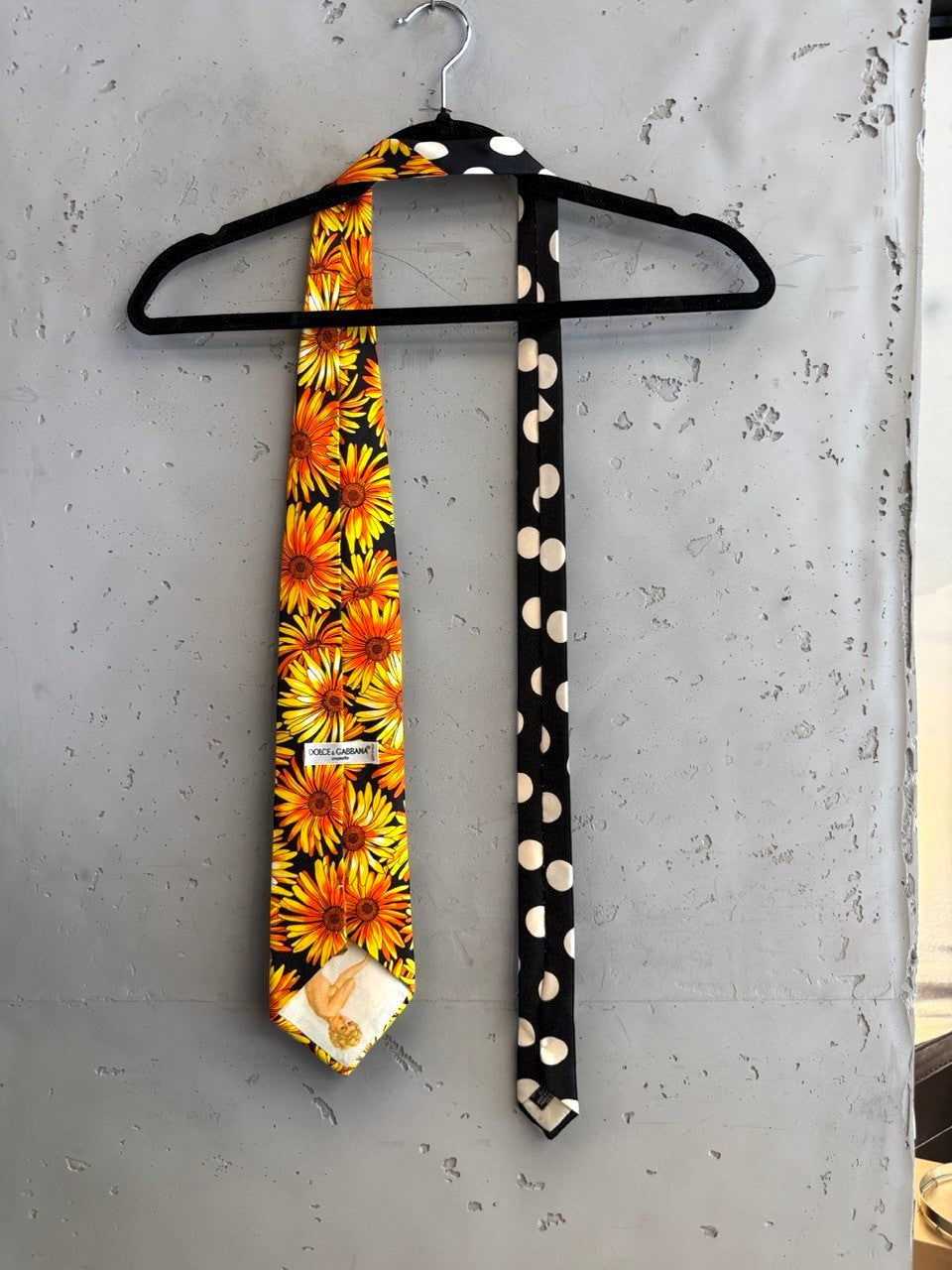 BERLIN VINTAGE CORNER Dolce & Gabbana silk tie with split design: black with white polka dots and black with yellow sunflowers. Unique.