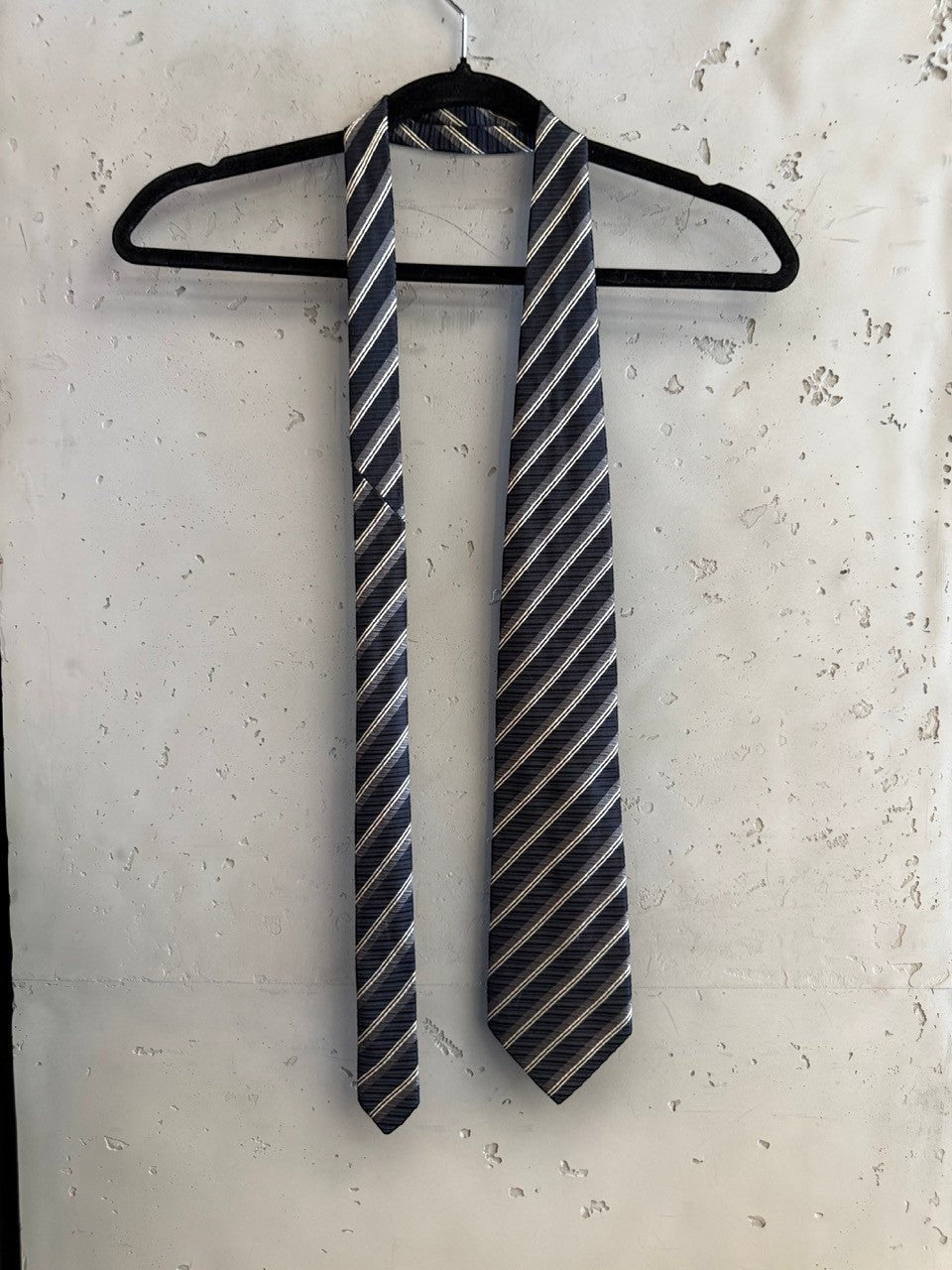 BERLIN VINTAGE CORNER Dolce & Gabbana navy, grey, and white striped silk necktie. Crafted in Italy, perfect for formal occasions.