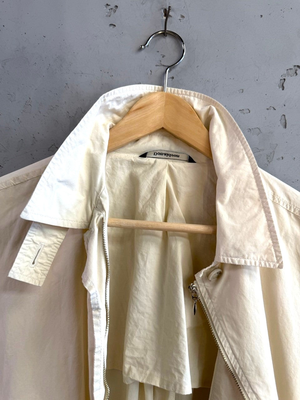 BERLIN VINTAGE CORNER off-white lightweight Donaldson trench coat with a classic collar and full-length zipper.