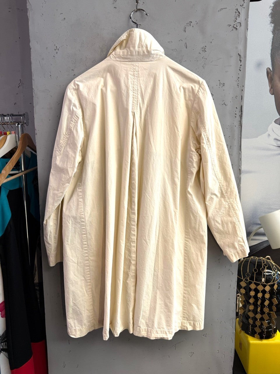 Back view of BERLIN VINTAGE CORNER Donaldson off-white lightweight trench coat with a central back pleat