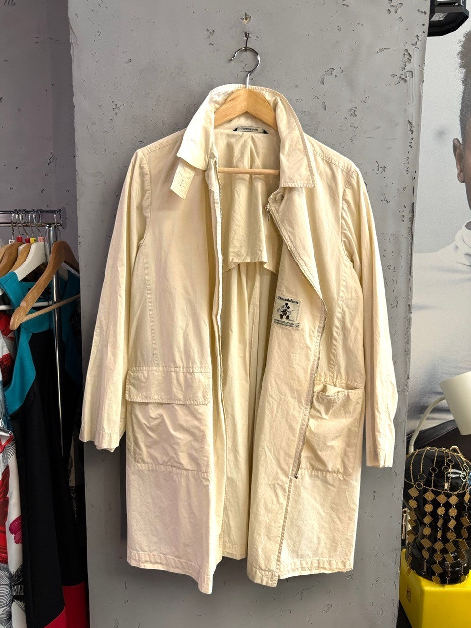 BERLIN VINTAGE CORNER Donaldson off-white lightweight trench coat with collar, zipper, and Mickey Mouse interior label