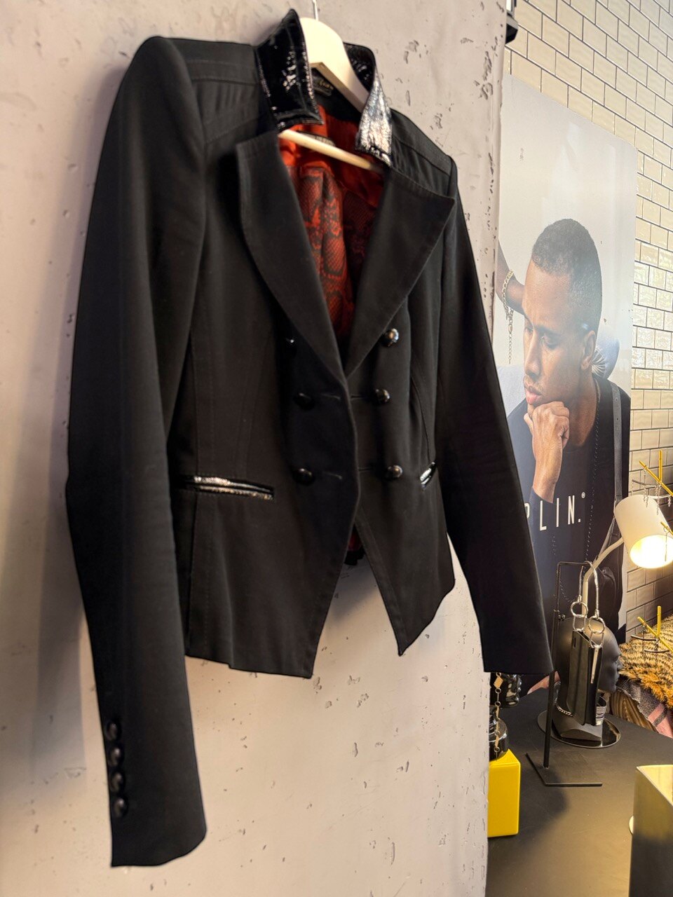 Drykorn blazer, angled view of the patent collar
